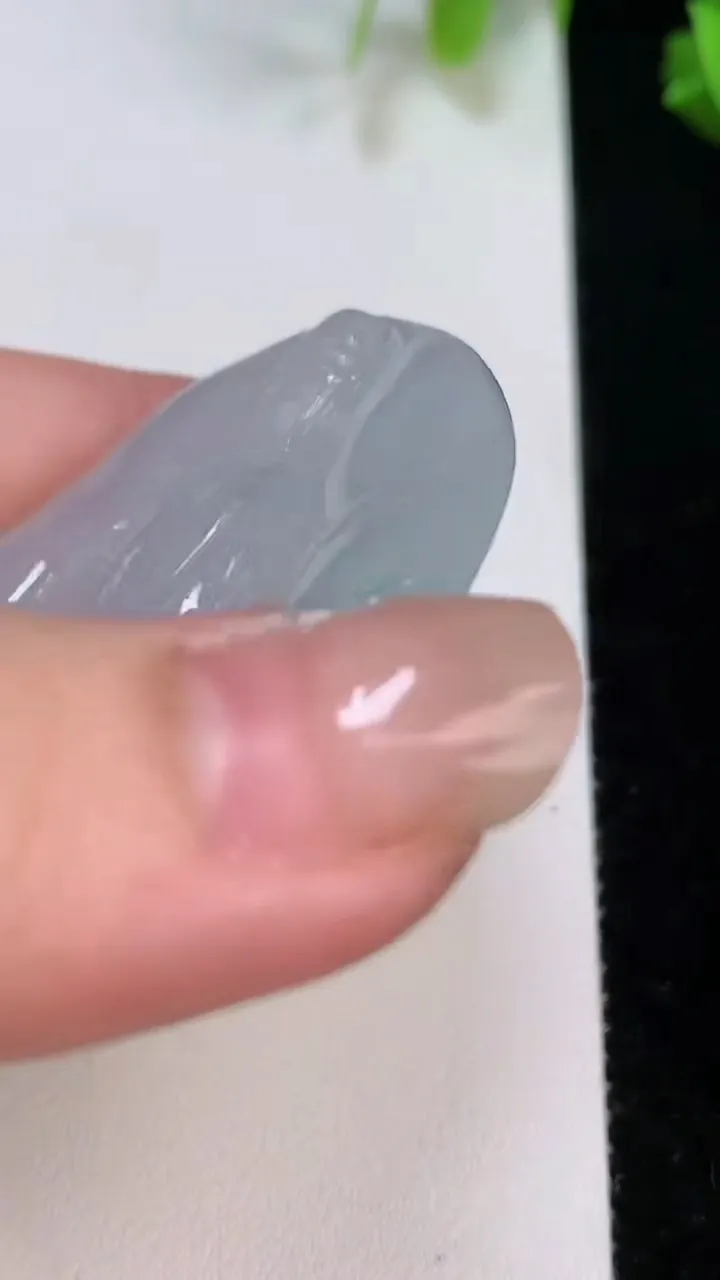 天然A货翡翠飘花素衣观音吊坠，尺寸48-39.6-5.2，重量:21.10g
8月7日