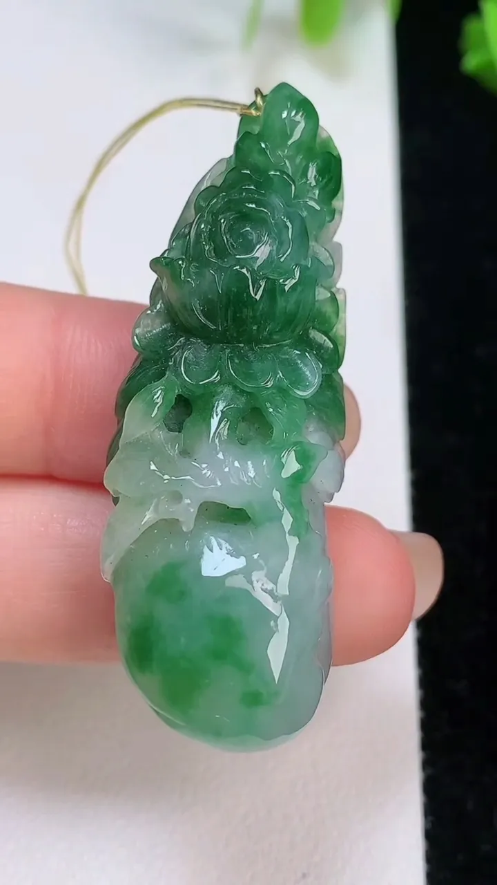 天然A货翡翠和和美美 荷花吊坠，尺寸49.7-16.4-11.2，重量:16.10g
8月7日