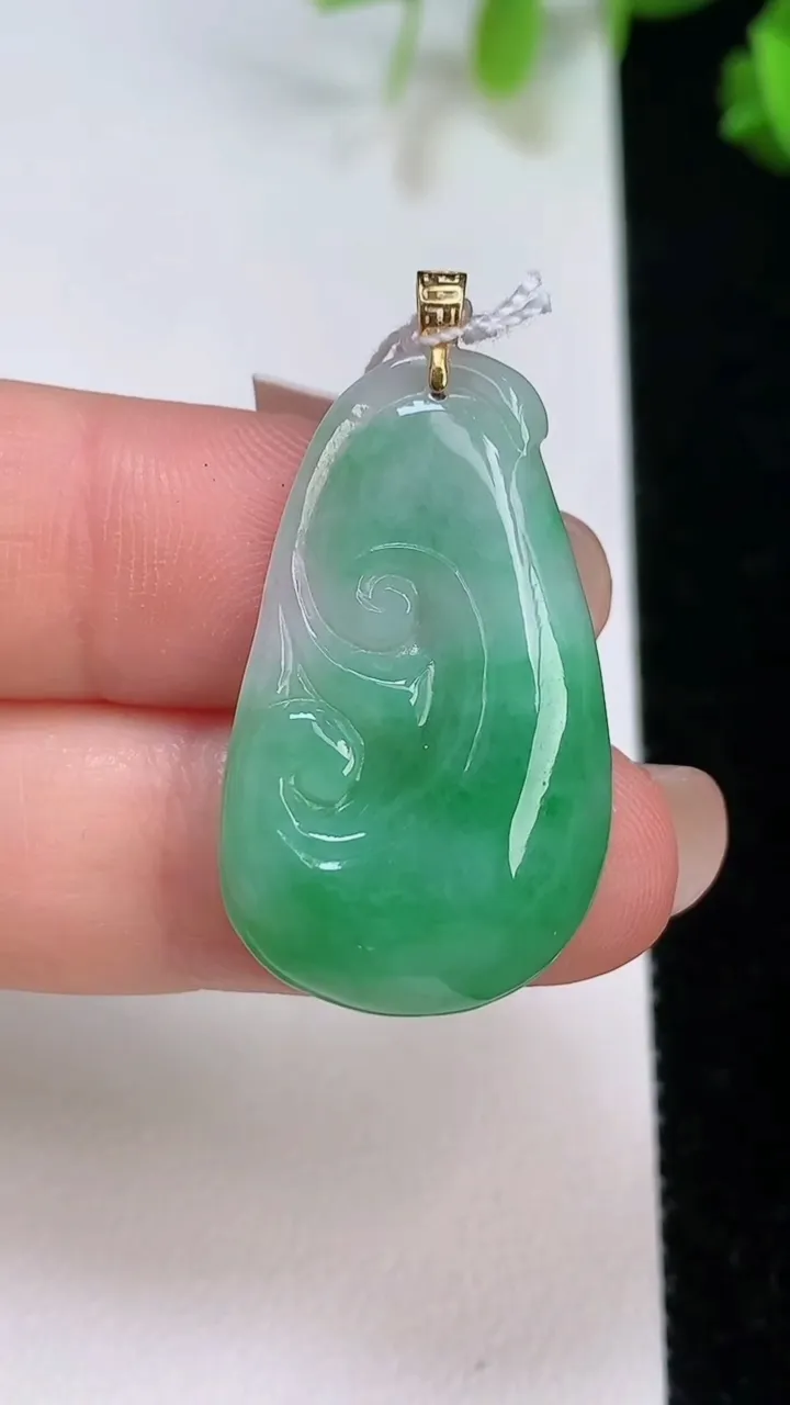 天然A货翡翠如意吊坠，尺寸32-18-4.7，重量:4.52g
8月7日
