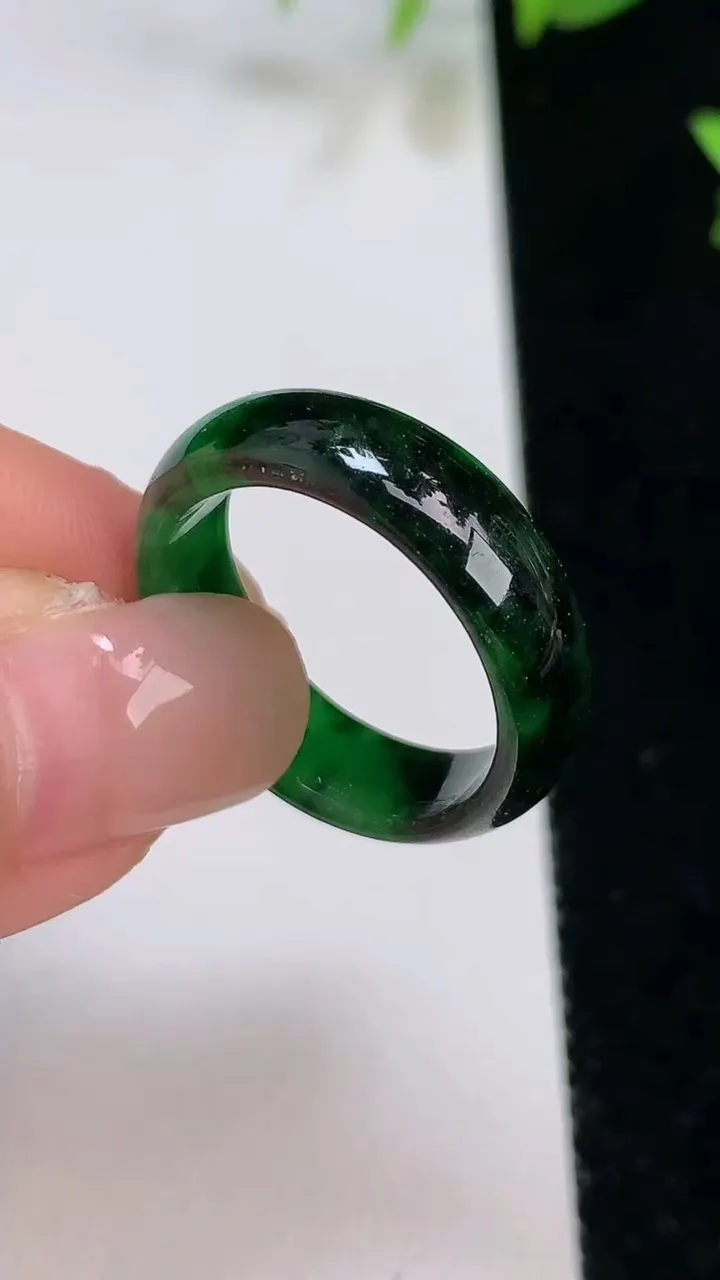 天然A货翡翠指环戒指，尺寸18.2-6.4-3，重:3.36g2025年8月7日
工厂直销收藏佳品,