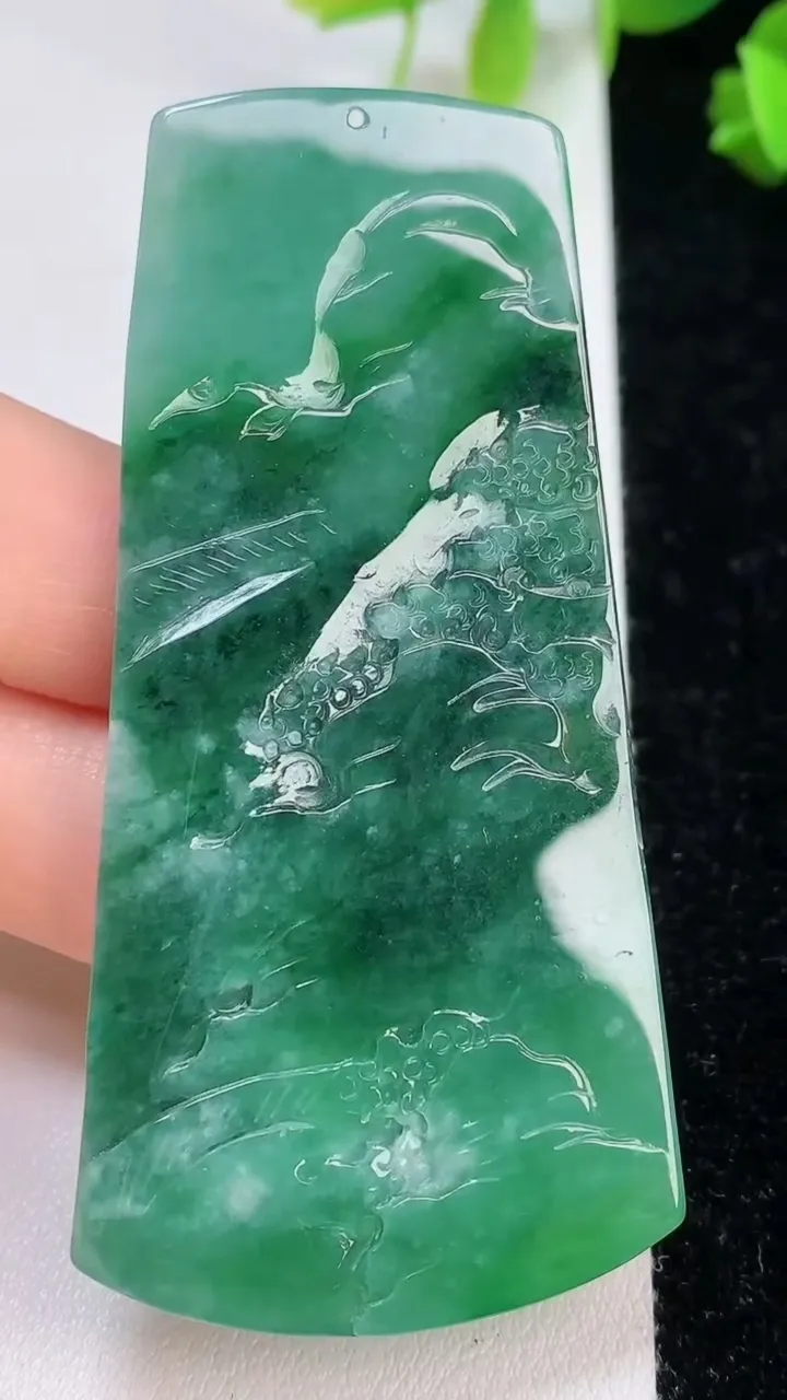 天然A货翡翠山水牌吊坠，尺寸69.5-33.6-4.7，重量:23.68g
8月7日
