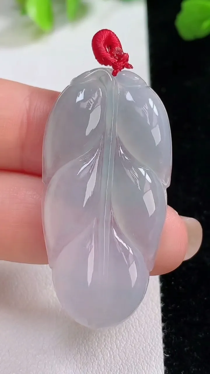 天然A货翡翠飘花金枝玉叶 叶子吊坠，尺寸43-22-4.2，重量:8.49g
8月7日