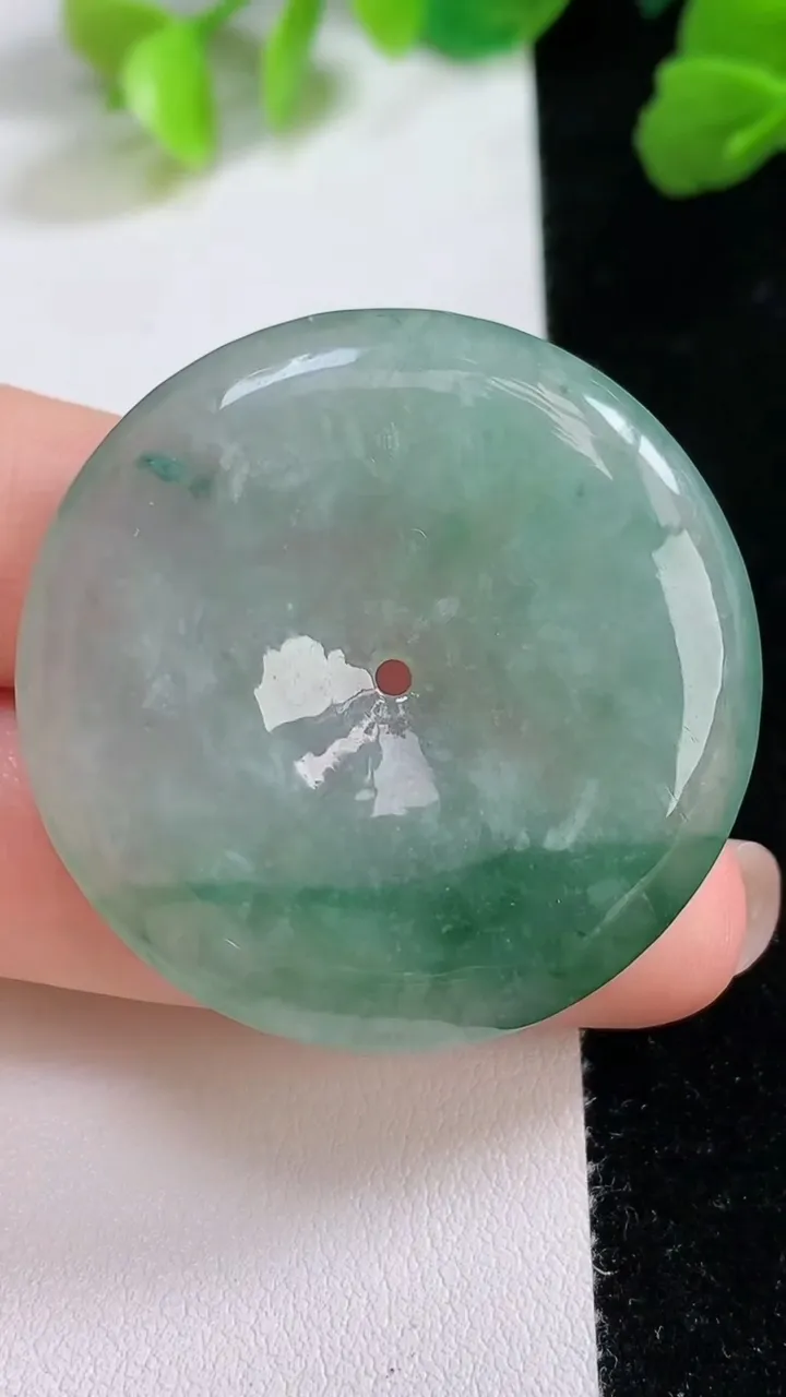 天然A货翡翠平安扣吊坠，尺寸38.4-5.7，重量:18.88g
8月7日
