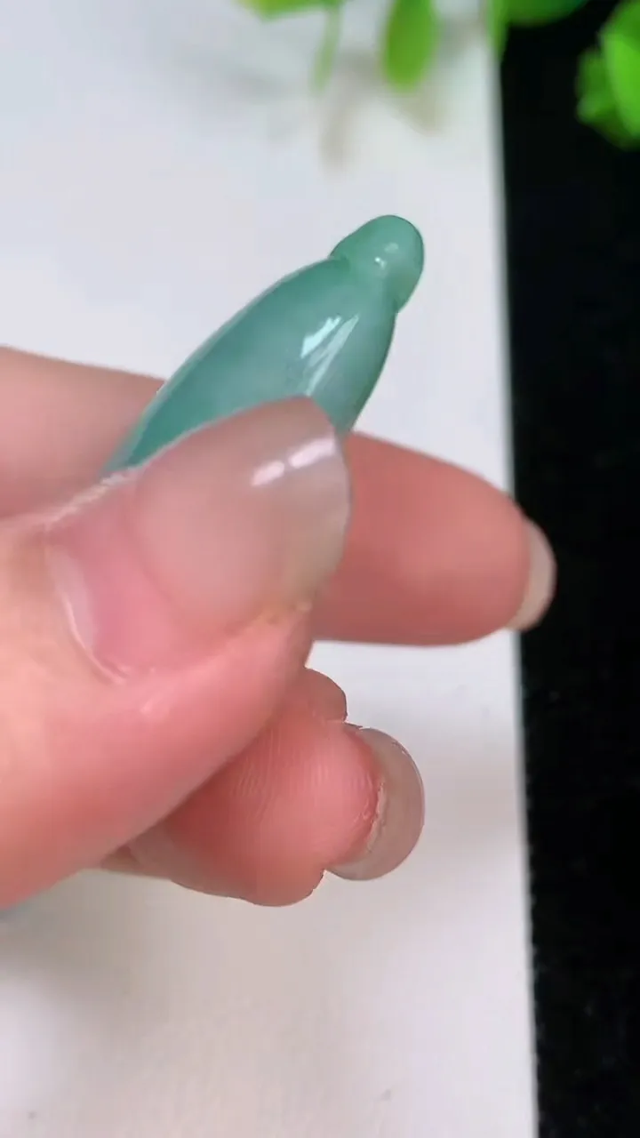 天然A货翡翠福瓜吊坠，尺寸47.3-17.7-11.7，重量:17.21g
8月7日
