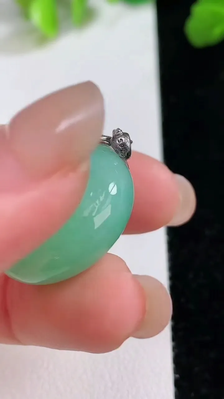 天然A货翡翠平安扣吊坠，尺寸22-9.5，重量:10.37g
8月7日