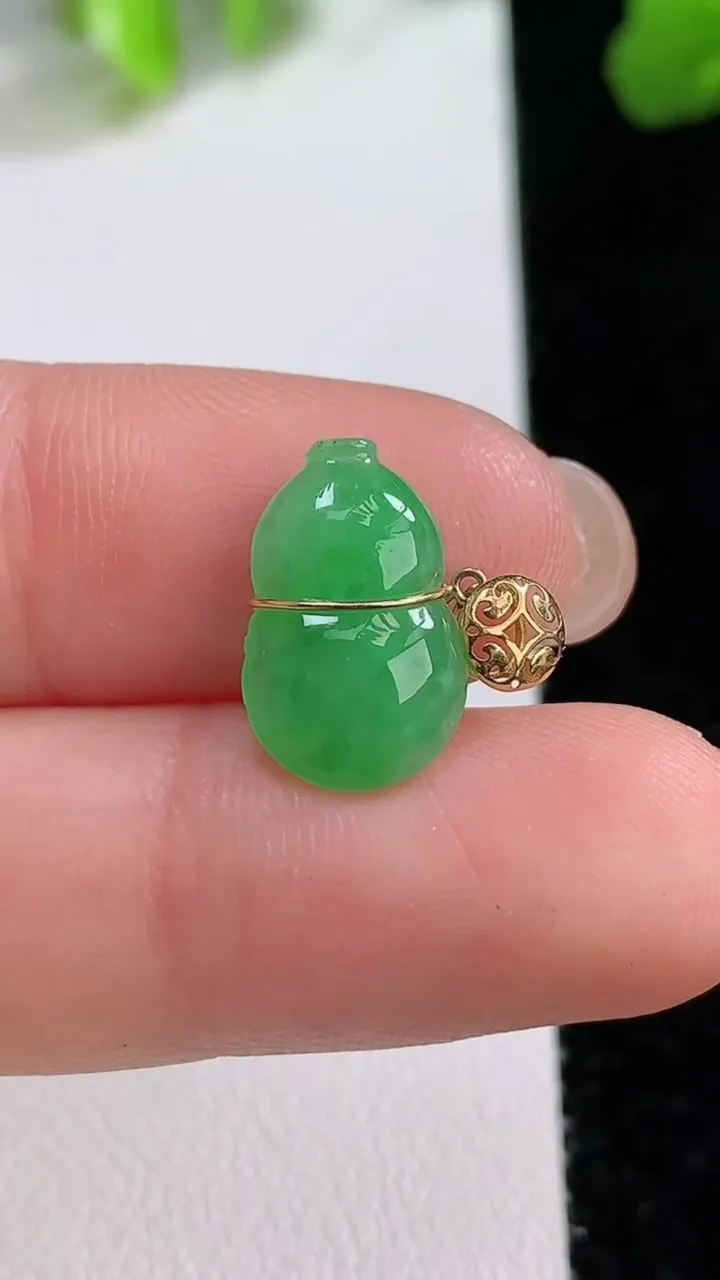 天然A货翡翠葫芦吊坠，尺寸14-9-2.6，重量:0.80g
8月7日
