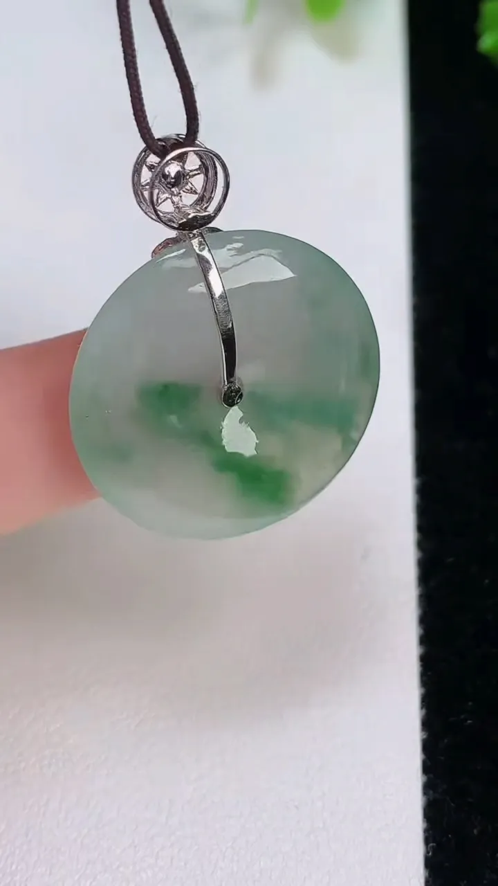 天然A货翡翠平安扣吊坠，尺寸25.6-4.7，重量:6.77g
8月7日
