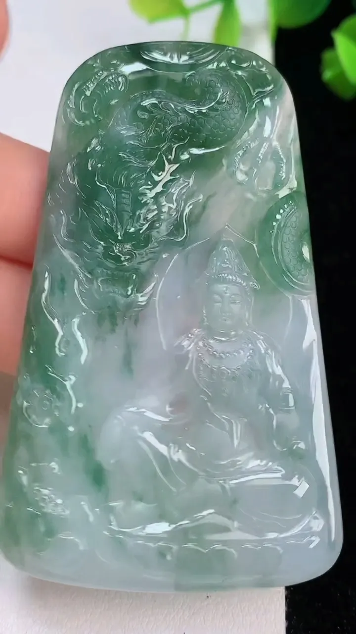 天然A货翡翠飘花祥龙观音菩萨吊坠，尺寸70.7-42-5.5，重量:39.62g
8月7日