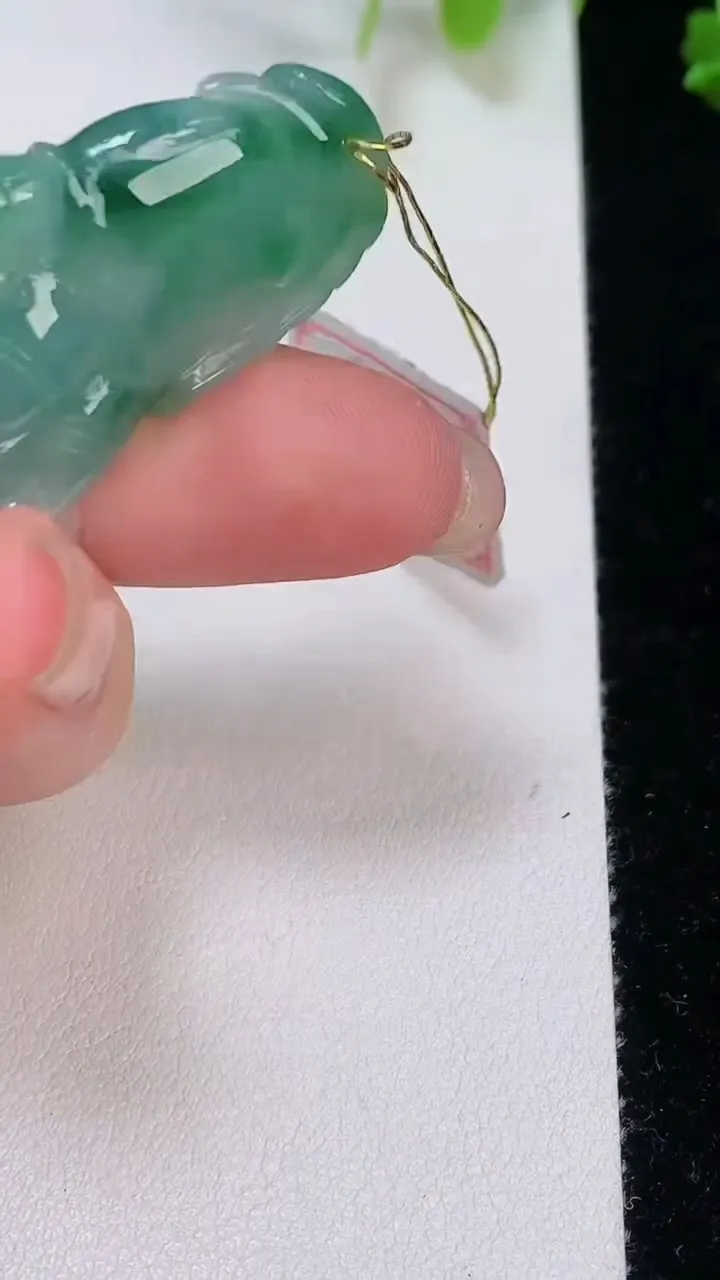 天然A货翡翠飘花佛手瓜吊坠，尺寸43-20.7-8，重量:11.83g
8月7日
