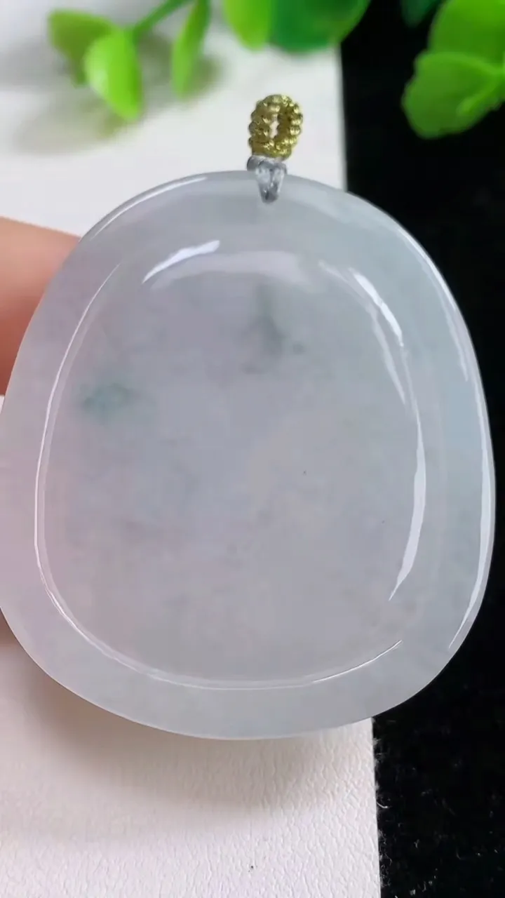天然A货翡翠飘花麒麟吊坠，尺寸47.8-42.2-5.4，重量:23.97g
8月7日