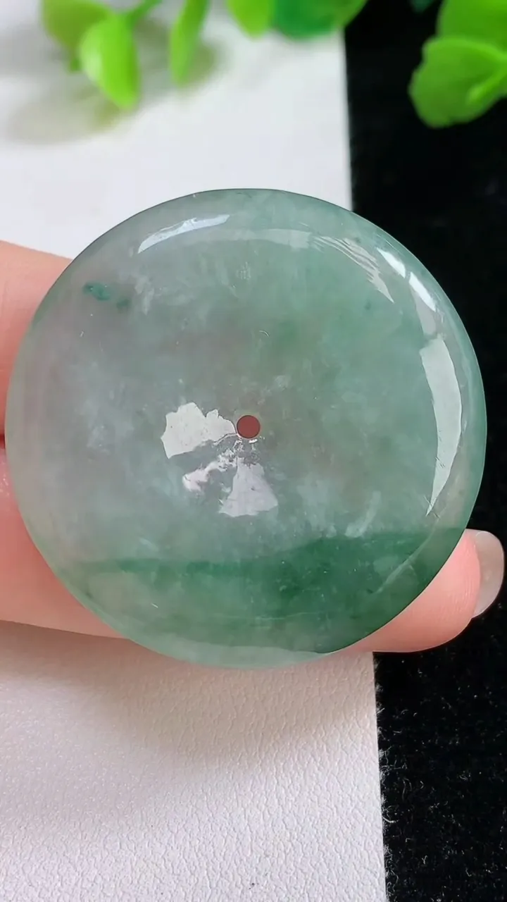 天然A货翡翠平安扣吊坠，尺寸38.4-5.7，重量:18.88g
8月7日