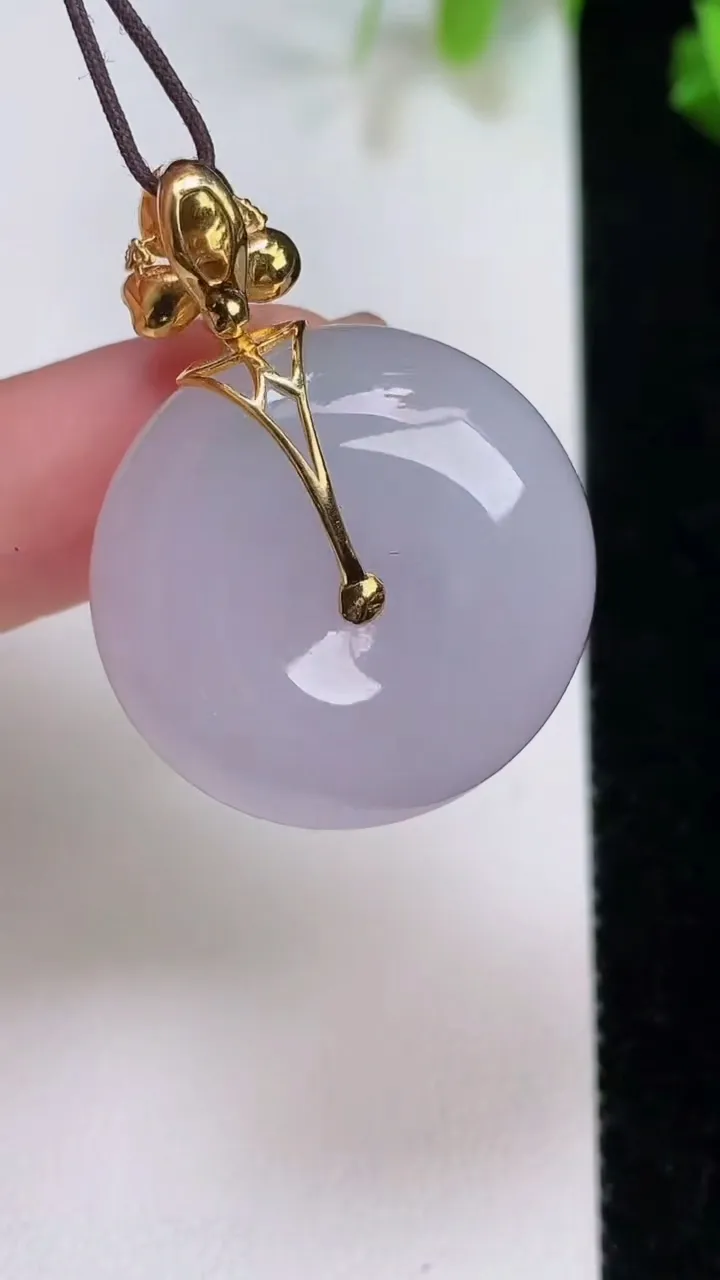 天然A货翡翠18k金紫罗兰平安扣吊坠，尺寸26.4-10.4，重量:16.66g
8月7日
