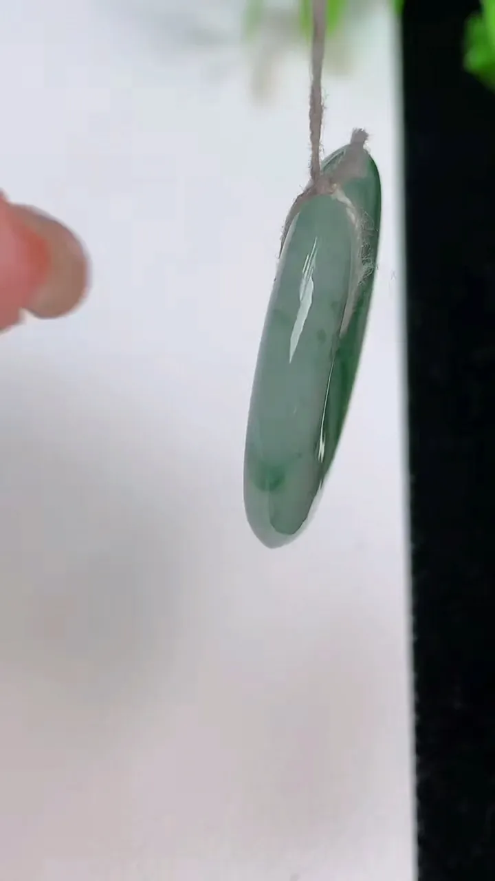 天然A货翡翠冰种飘花平安扣吊坠，尺寸29.2-4.6，重量:8.87g
8月7日