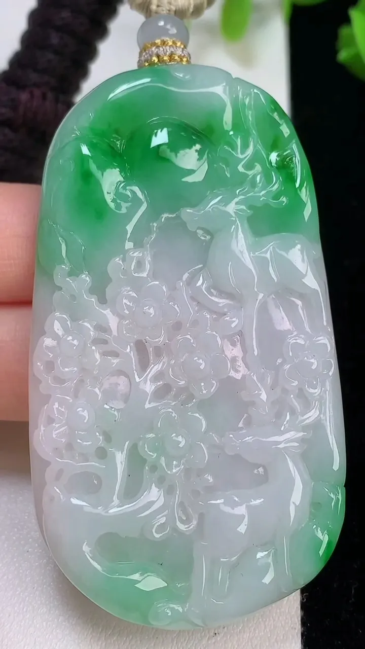 天然A货翡翠梅花鹿吊坠，尺寸68-37.4-5.8，重量:40.27g
8月7日