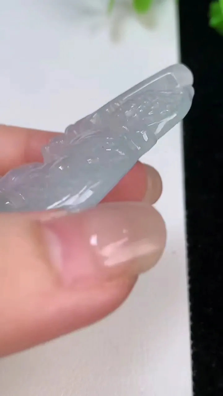 天然A货翡翠御龙不动明王吊坠，尺寸62.2-36.4-6，重量:20.34g
8月7日