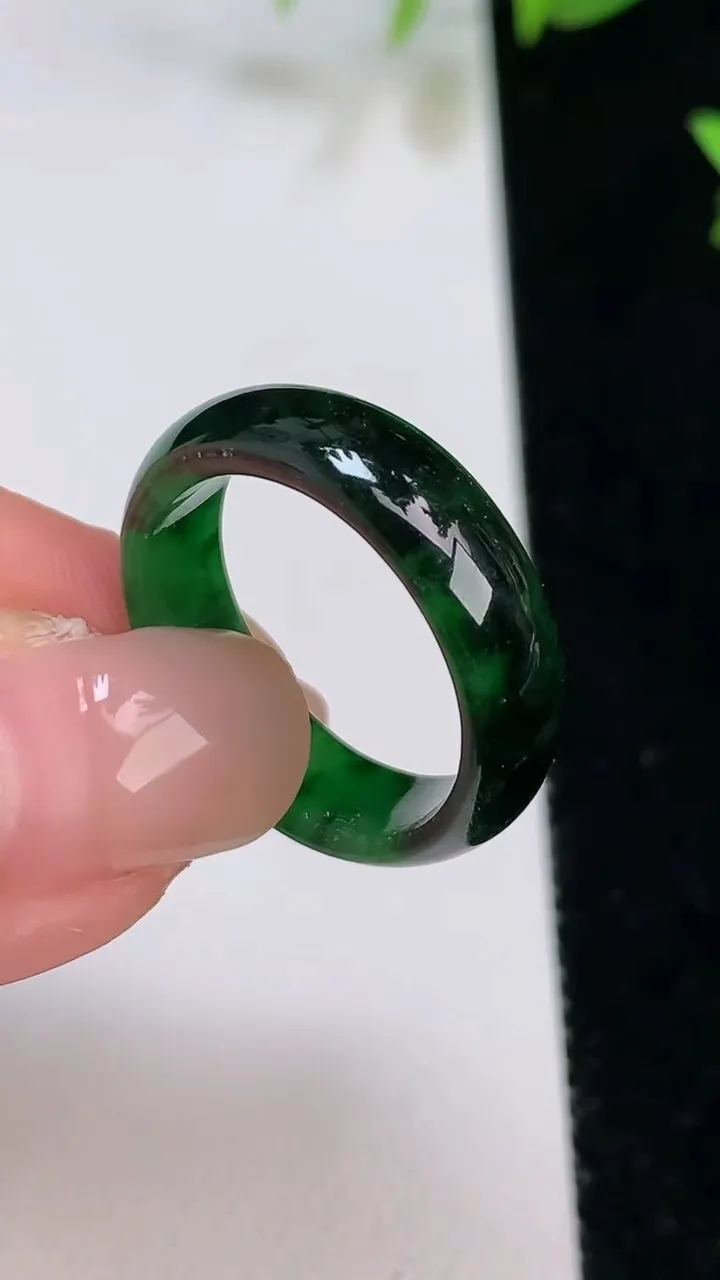 天然A货翡翠指环戒指，尺寸18.2-6.4-3，重:3.36g2025年8月7日
工厂直销收藏佳品,种好水足，色泽均匀，有种有色，上手高大气！