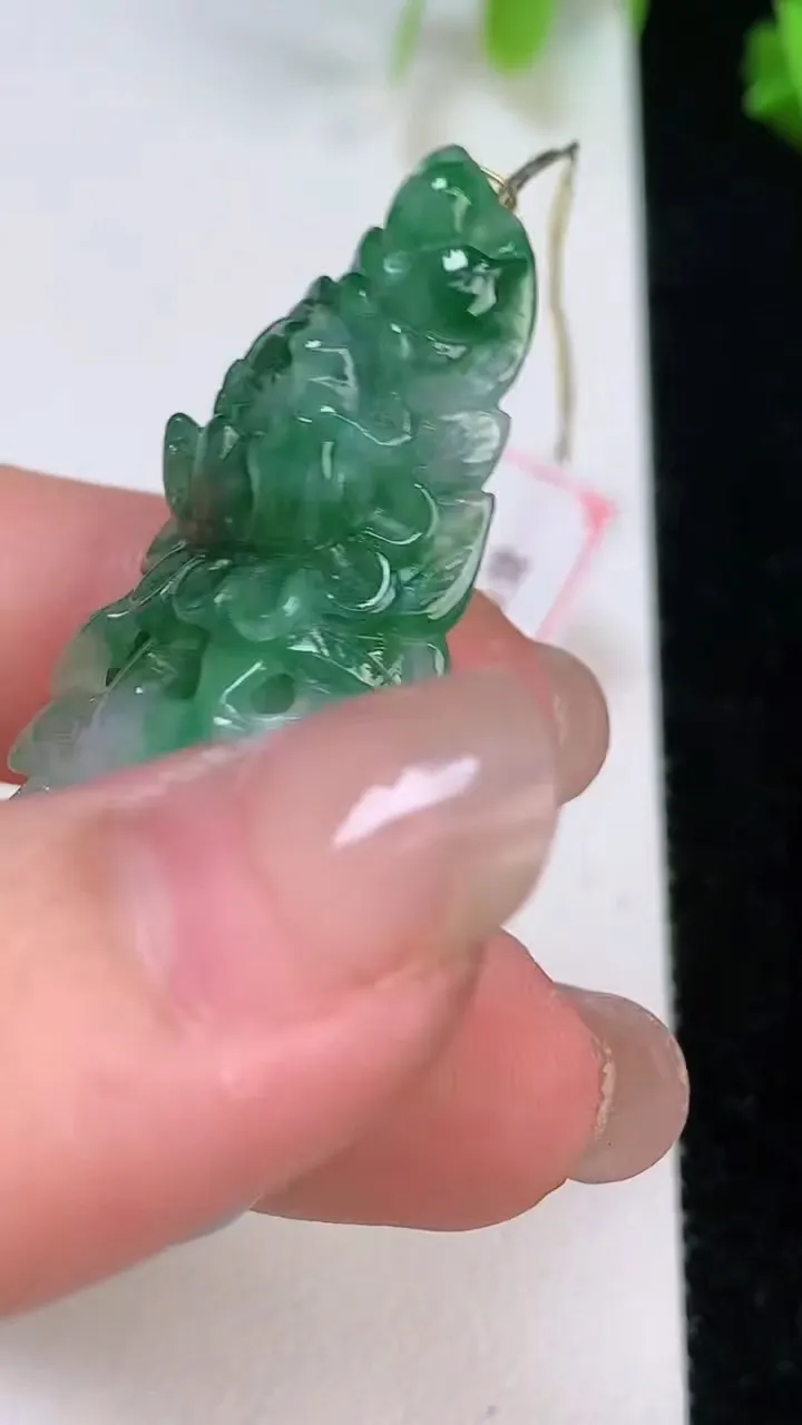 天然A货翡翠和和美美 荷花吊坠，尺寸49.7-16.4-11.2，重量:16.10g
8月7日