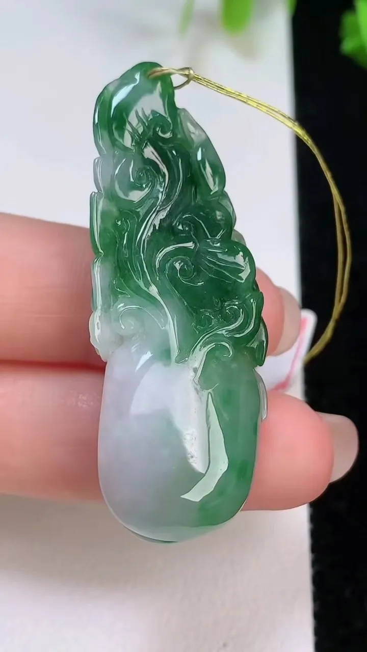 天然A货翡翠和和美美 荷花吊坠，尺寸49.7-16.4-11.2，重量:16.10g
8月7日