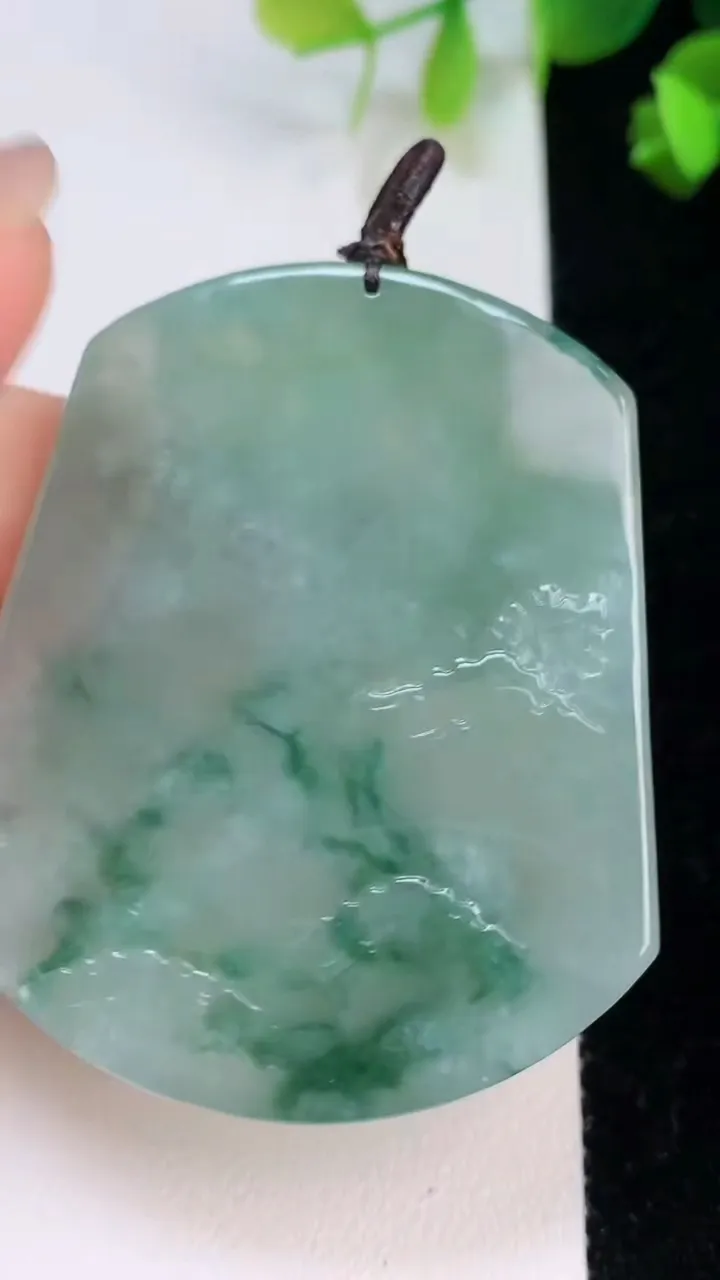 天然A货翡翠牌吊坠，尺寸55.3-46.3-6，重量:38.43g
8月7日