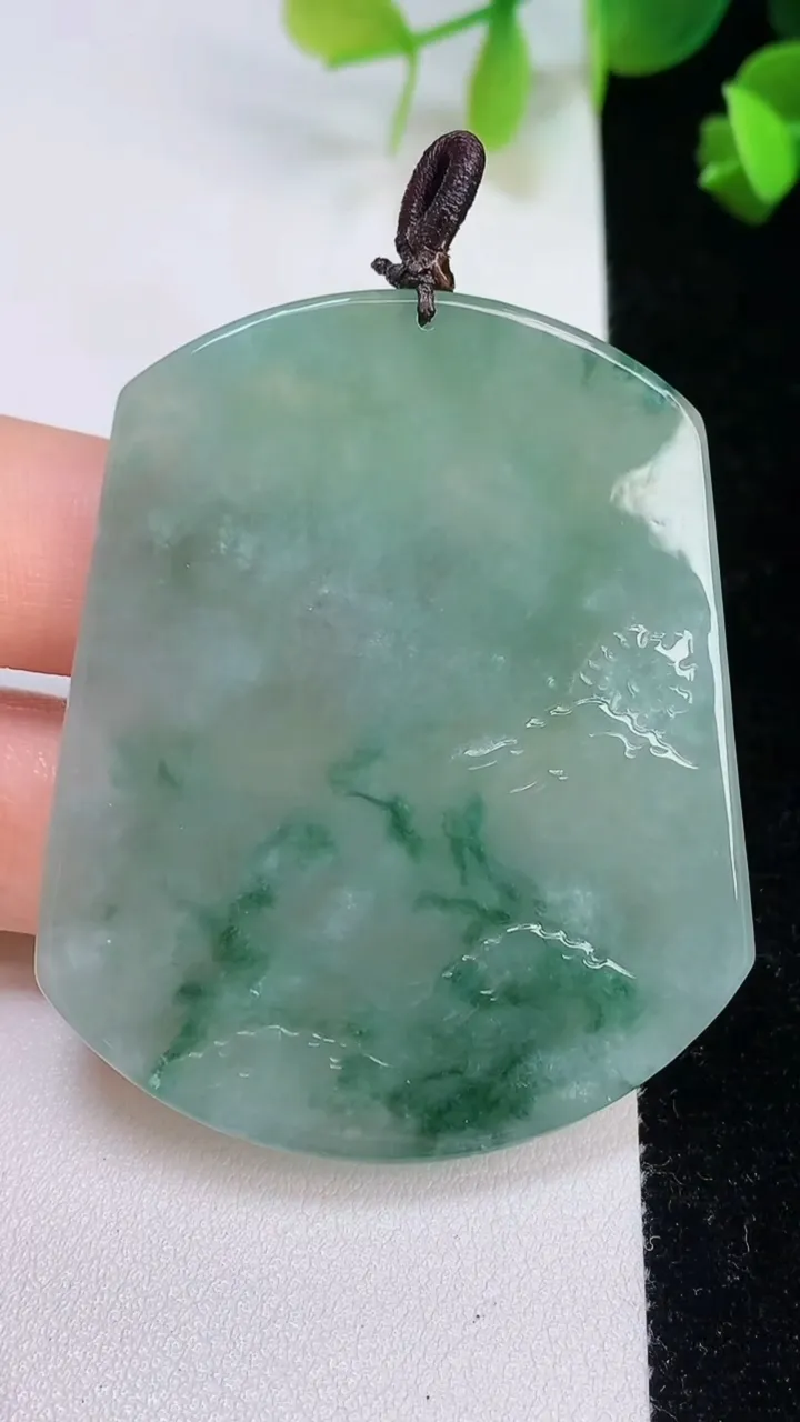 天然A货翡翠牌吊坠，尺寸55.3-46.3-6，重量:38.43g
8月7日