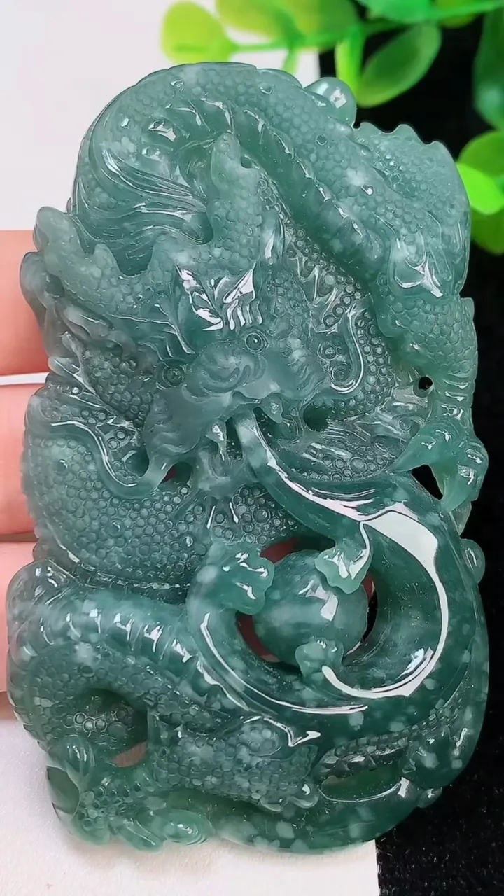 天然A货翡翠蓝水龙牌吊坠，尺寸82.5-48-13.5，重:82.56g
8月7日