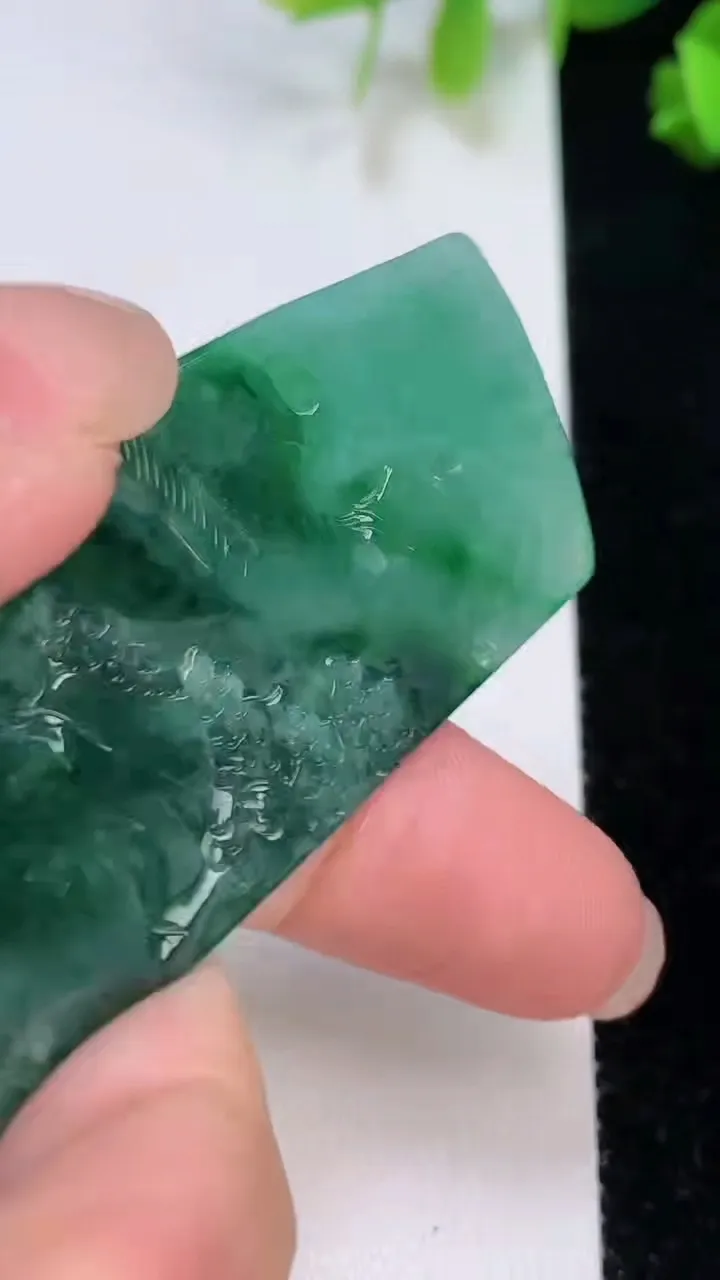 天然A货翡翠山水牌吊坠，尺寸69.5-33.6-4.7，重量:23.68g
8月7日