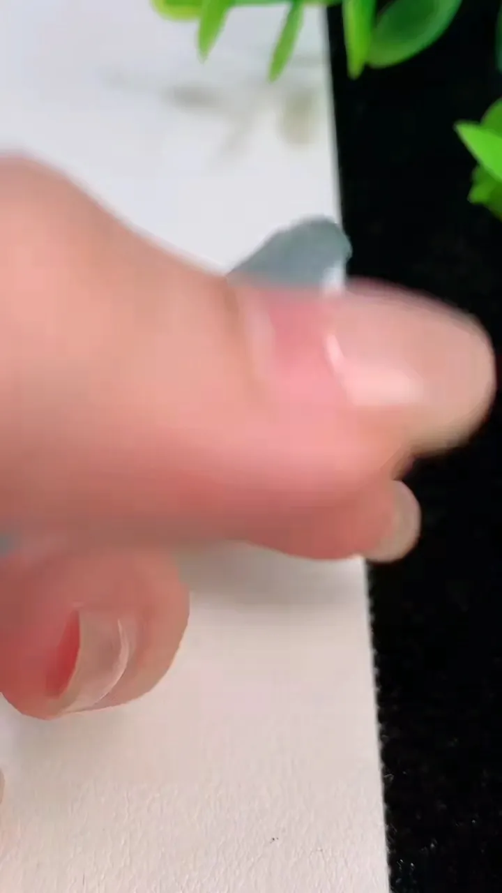 天然A货翡翠飘花大日如来吊坠，尺寸49-4.6，重:23.65g
8月7日