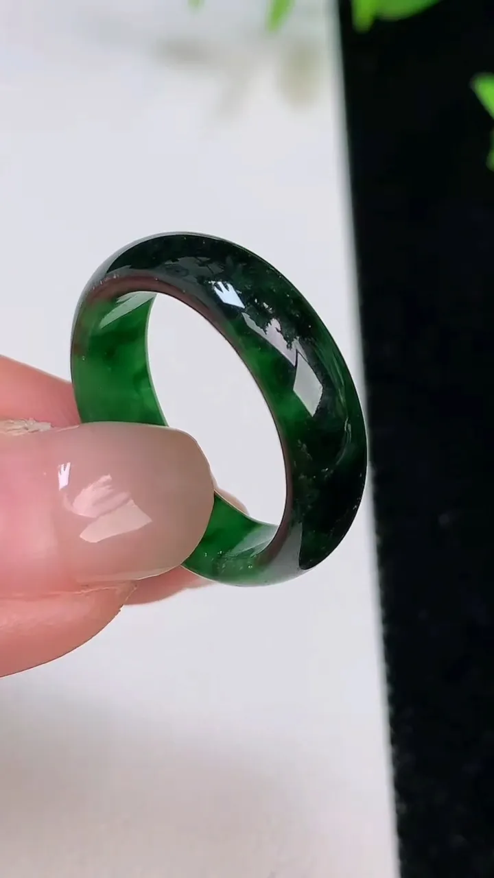 天然A货翡翠指环戒指，尺寸18.2-6.4-3，重:3.36g2025年8月7日
工厂直销收藏佳品,种好水足，色泽均匀，有种有色，上手高大气！