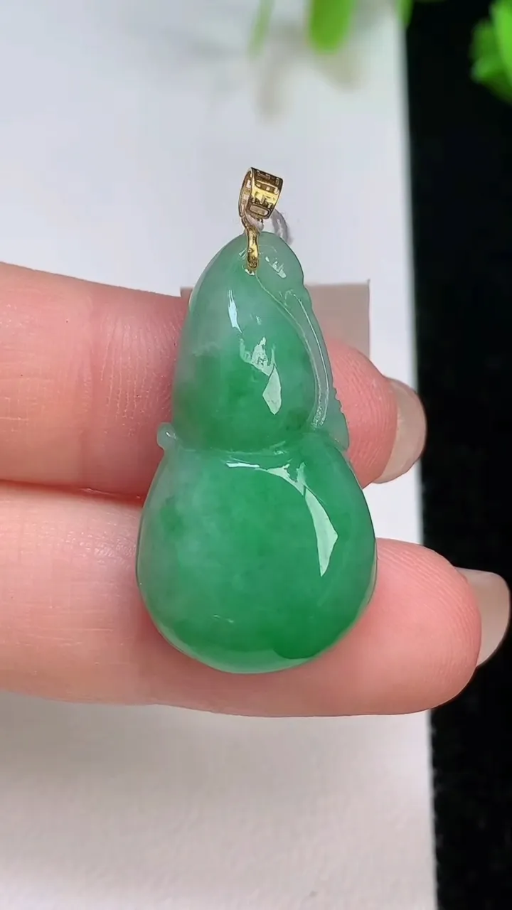 天然A货翡翠葫芦吊坠，尺寸32.3-16.7-7，重量:6.31g
8月7日