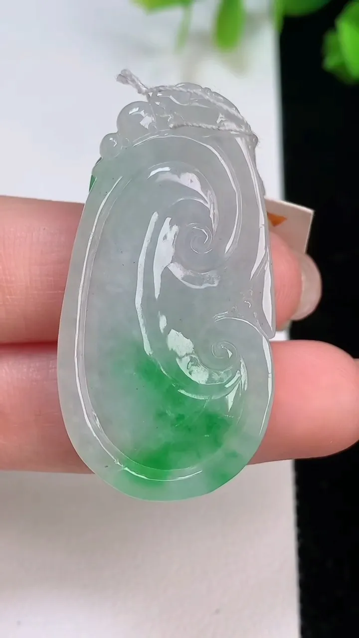 天然A货翡翠如意吊坠，尺寸42.6-22-5.8，重量:10.05g
8月7日