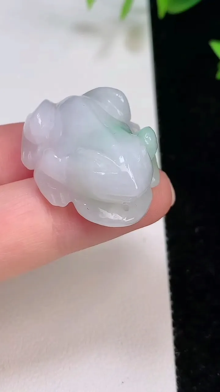 天然A货翡翠瓜瓜来财 青蛙吊坠，尺寸31.5-24-12，重:14.83g
8月7日
