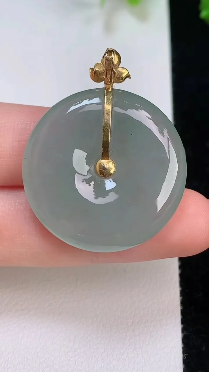 天然A货翡翠18k金飘花平安扣吊坠，尺寸28.4-5.6，重量:11.15g
8月7日