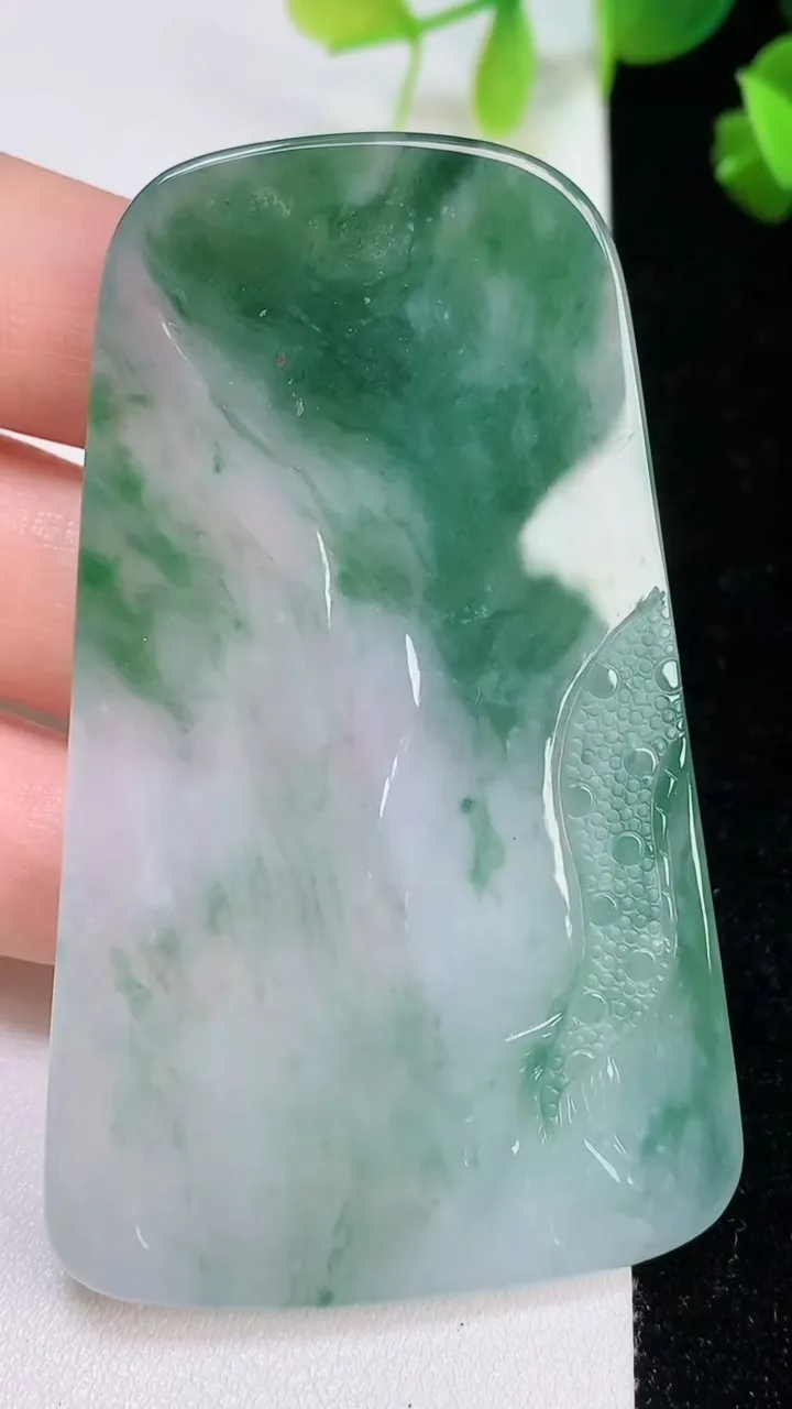 天然A货翡翠飘花祥龙观音菩萨吊坠，尺寸70.7-42-5.5，重量:39.62g
8月7日