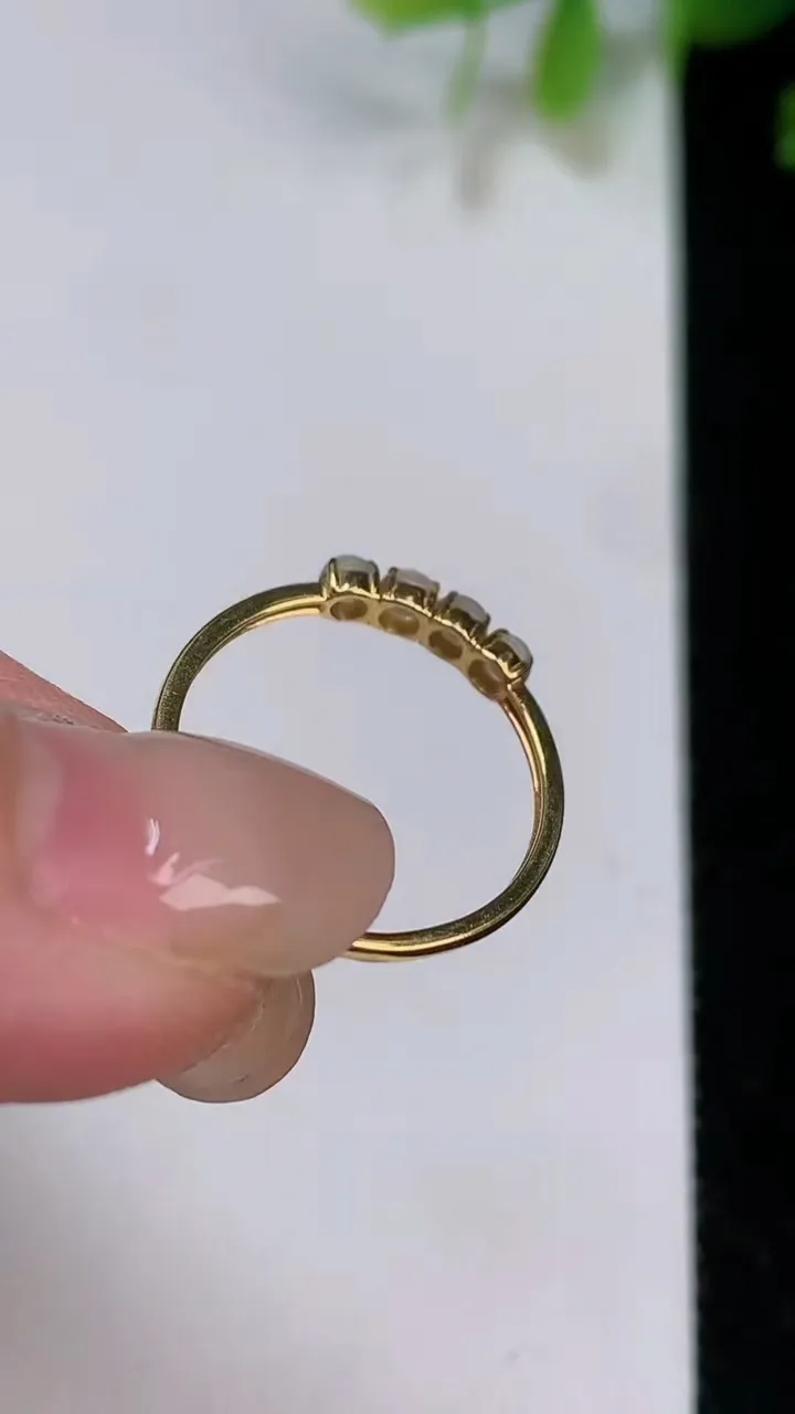 天然A货翡翠种蛋面戒指，尺寸16.8-2.8，重量:1.00g2025年8月7日
工厂直销收藏佳品,种好水足，色泽均匀，有种有色，上手高大气！
