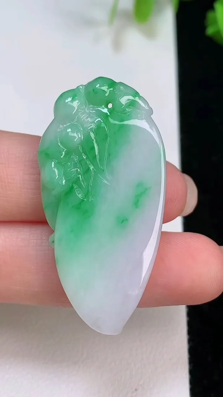 天然A货翡翠福瓜吊坠，尺寸43.6-21.7-5.5，重量:9.50g
8月7日