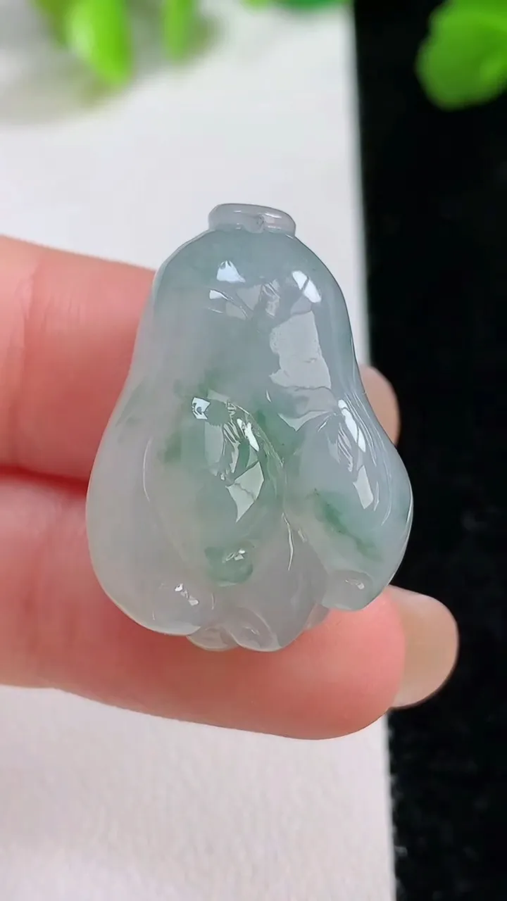 天然A货翡翠飘花佛手瓜吊坠，尺寸27.3-18-11.6，重量:10.80g
8月7日