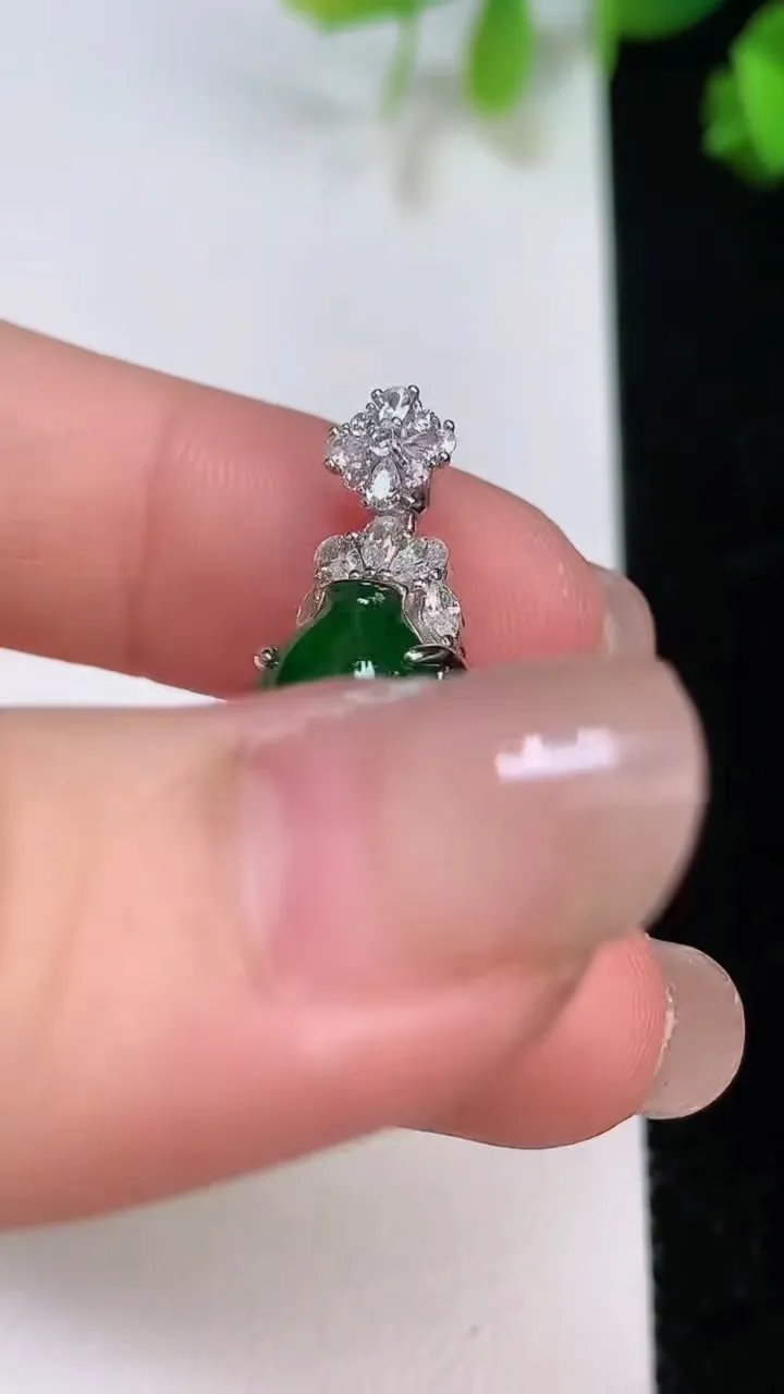 天然A货翡翠葫芦吊坠，尺寸27.8-18-12.5-8.6，重量:4.20g
8月7日
