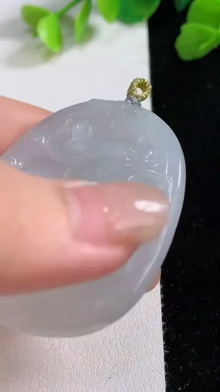 天然A货翡翠飘花麒麟吊坠，尺寸47.8-42.2-5.4，重量:23.97g
8月7日