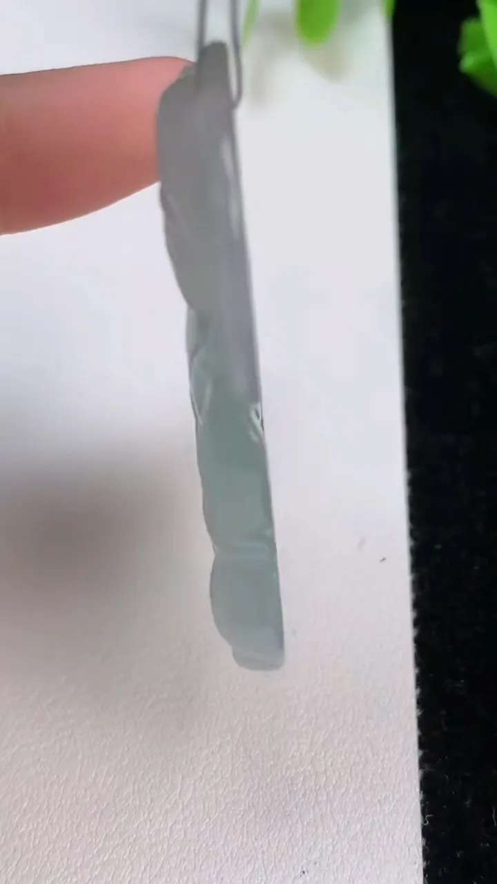 天然A货翡翠观音菩萨吊坠，尺寸52.7-31.6-6，重量:17.39g
8月7日