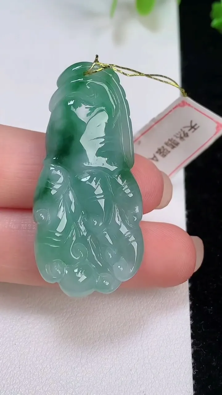 天然A货翡翠飘花佛手瓜吊坠，尺寸43-20.7-8，重量:11.83g
8月7日