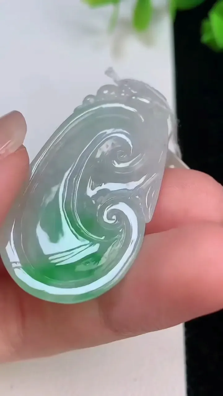 天然A货翡翠如意吊坠，尺寸42.6-22-5.8，重量:10.05g
8月7日