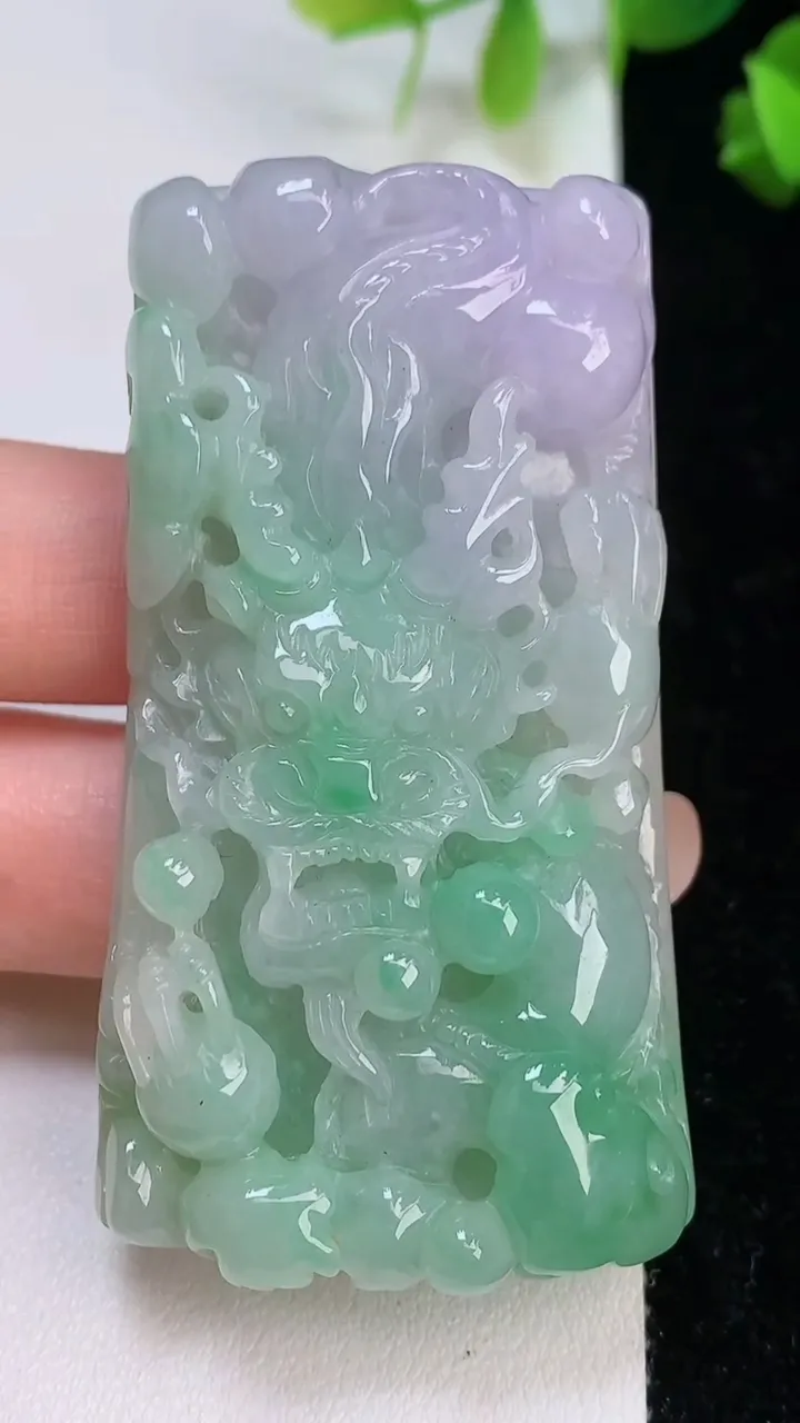 天然A货翡翠春带彩紫罗兰龙牌吊坠，尺寸63.7-33.8-12，重量:56.88g
8月7日