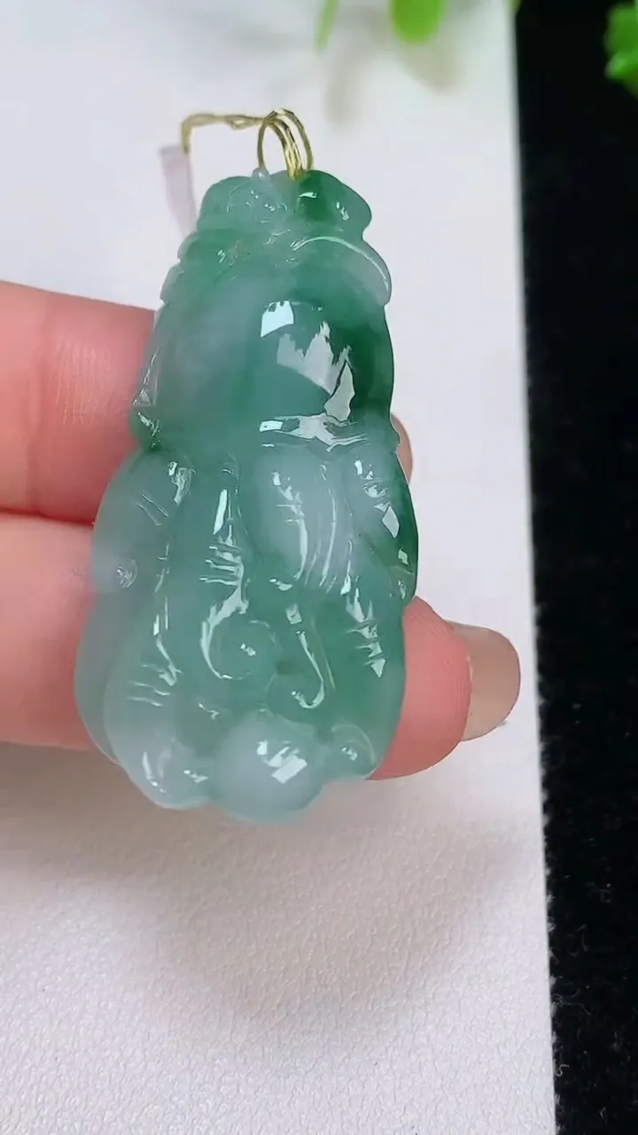 天然A货翡翠飘花佛手瓜吊坠，尺寸43-20.7-8，重量:11.83g
8月7日