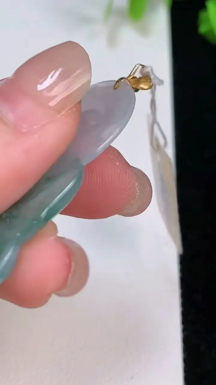 天然A货翡翠18k金飘花观音菩萨吊坠，尺寸44.3-25.3-3.8，重量:7.56g
8月7日