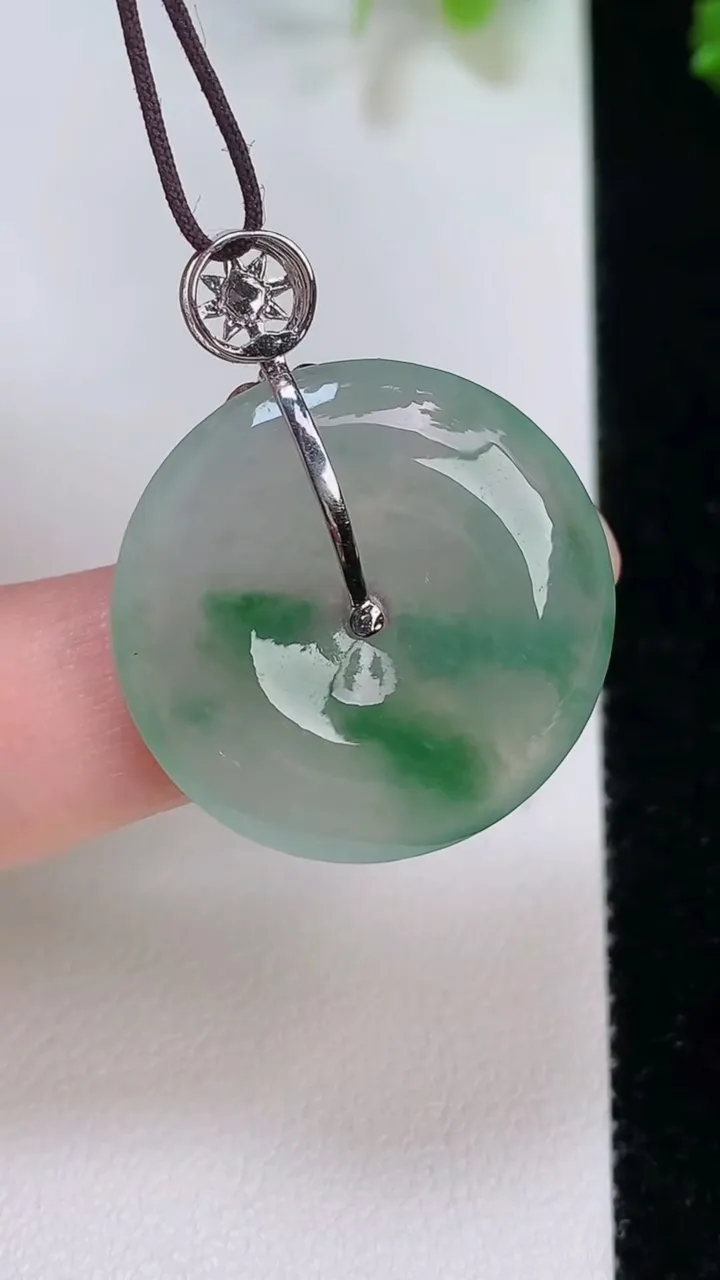 天然A货翡翠平安扣吊坠，尺寸25.6-4.7，重量:6.77g
8月7日