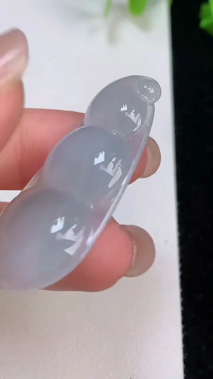 天然A货翡翠福豆吊坠，尺寸41.5-19.8-4.5，重量:7.40g
8月7日