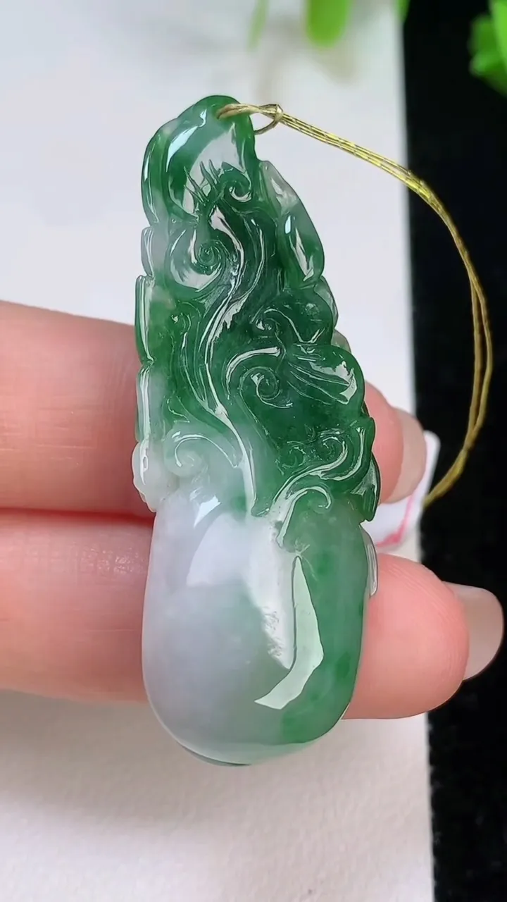 天然A货翡翠和和美美 荷花吊坠，尺寸49.7-16.4-11.2，重量:16.10g
8月7日