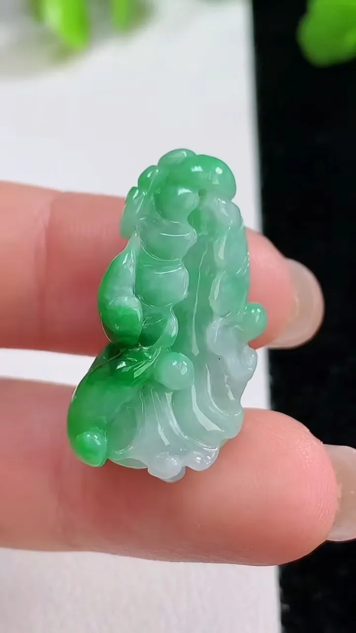 天然A货翡翠白菜吊坠，尺寸28-14-8.6，重量:5.57g
8月7日