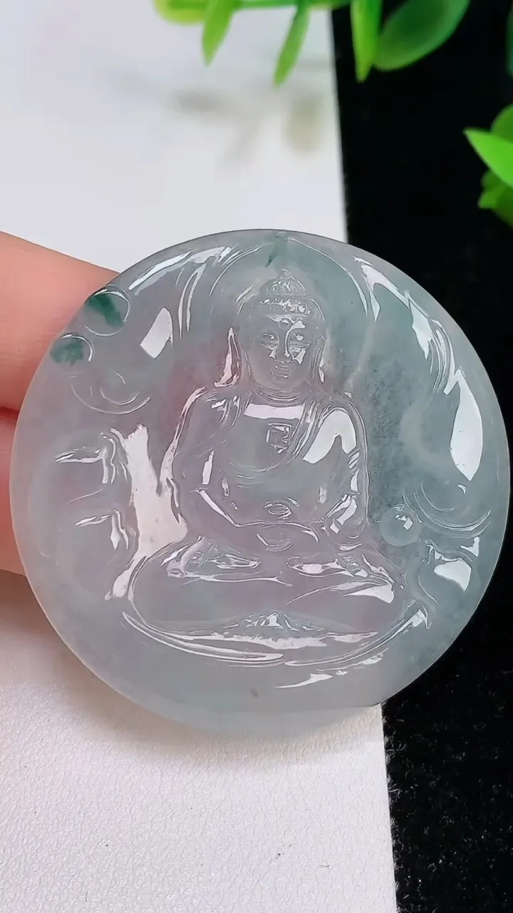 天然A货翡翠飘花大日如来吊坠，尺寸49-4.6，重:23.65g
8月7日