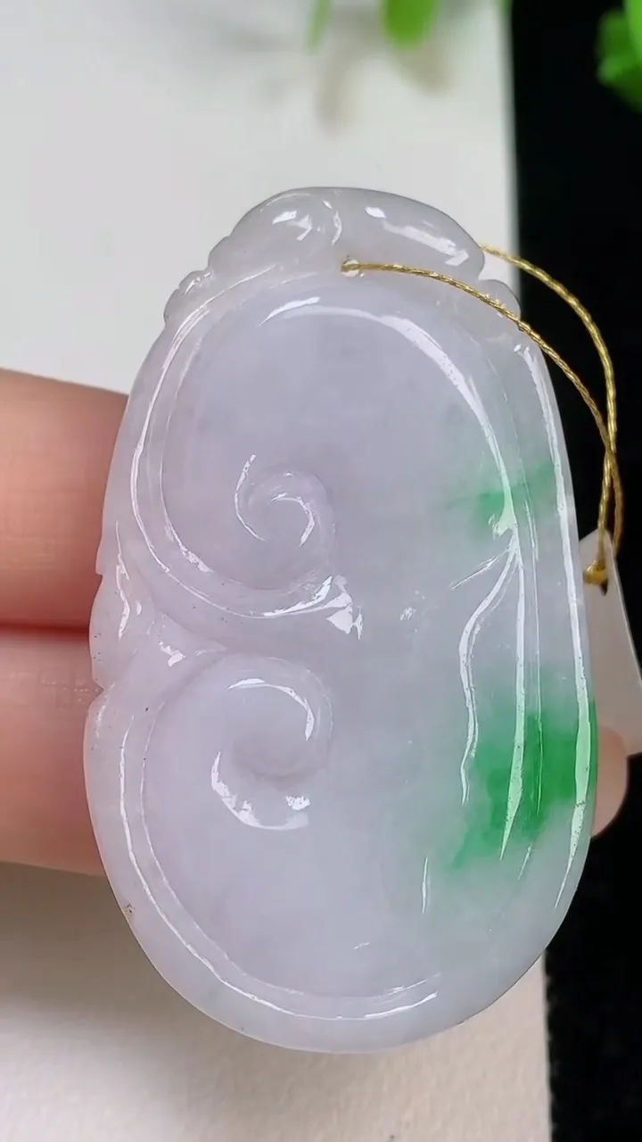 天然A货翡翠如意吊坠，尺寸50.6-29.8-7，重量:21.76g
8月7日